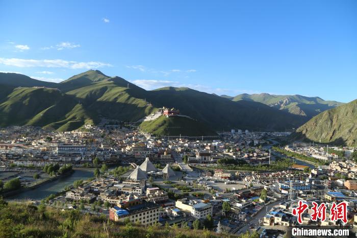 圖為航拍玉樹市。　玉樹市委宣傳部供圖