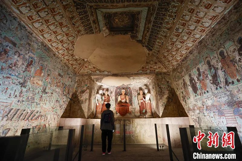 “敦行故遠(yuǎn)：故宮敦煌特展”上展出的敦煌莫高窟第220窟復(fù)制洞窟。杜洋 攝