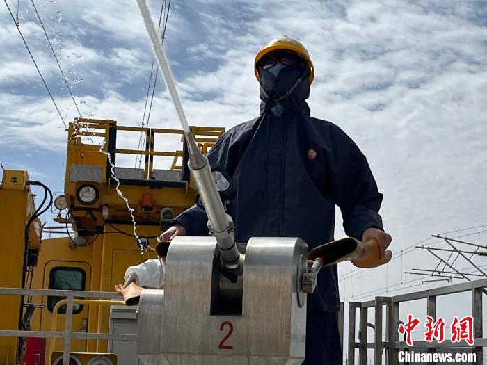 圖為水炮手操作高壓水炮進(jìn)行作業(yè)?！「邌⒑?攝