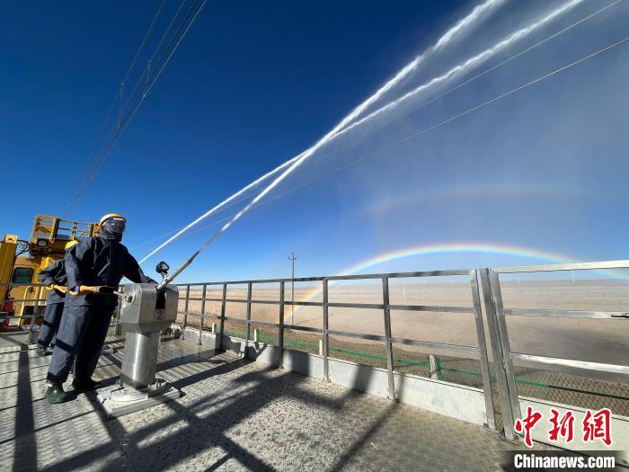 圖為水炮手在操作高壓水炮?！「邌⒑?攝