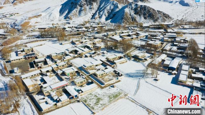 圖為鄉(xiāng)村被白雪覆蓋。　都蘭縣融媒體中心供圖