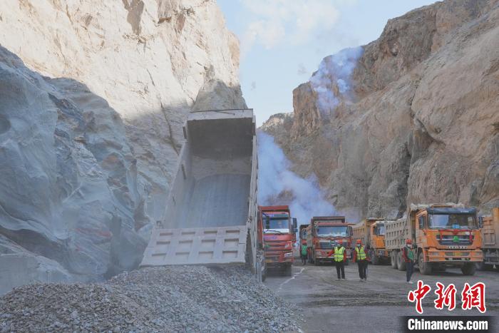 圖為大壩填筑現(xiàn)場(chǎng)。　水電四局供圖