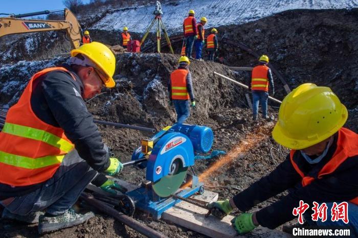 西成高鐵紅原2號隧道出口忙碌的工人師傅。　劉忠俊 攝