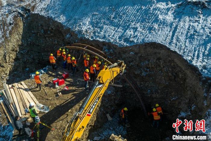 西成高鐵紅原2號隧道出口工人師傅正在進行導向墻、管棚施工作業(yè)。　劉忠俊 攝