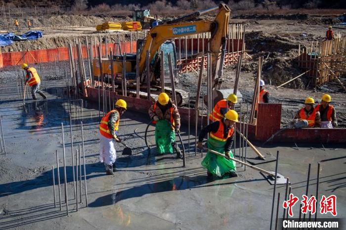 川主寺鎮(zhèn)牧場村西成高鐵1號拌合站工人師傅正在進行駐地、拌合站澆筑施工作業(yè)?！⒅铱?攝