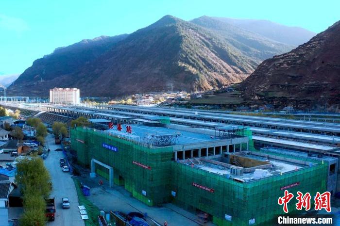 正在建設(shè)中的成蘭鐵路松潘站?！⒅铱?攝