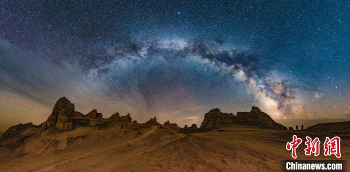 資料圖為冷湖賽什騰山天文臺(tái)址的星空?！±浜I(yè)園區(qū)供圖