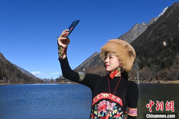 游人在畢棚溝景區(qū)拍照留念?！“苍?攝