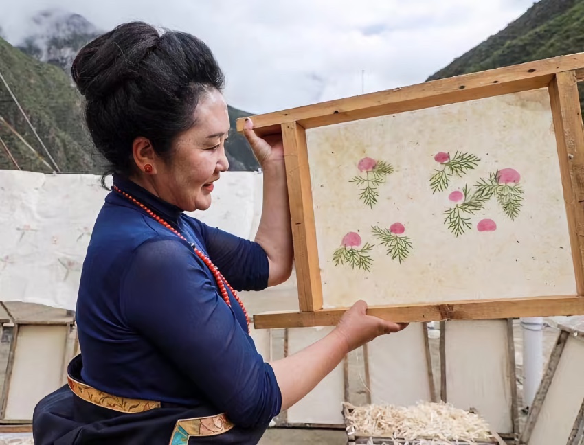 充巴傳統(tǒng)藏紙。德格縣融媒體中心供圖