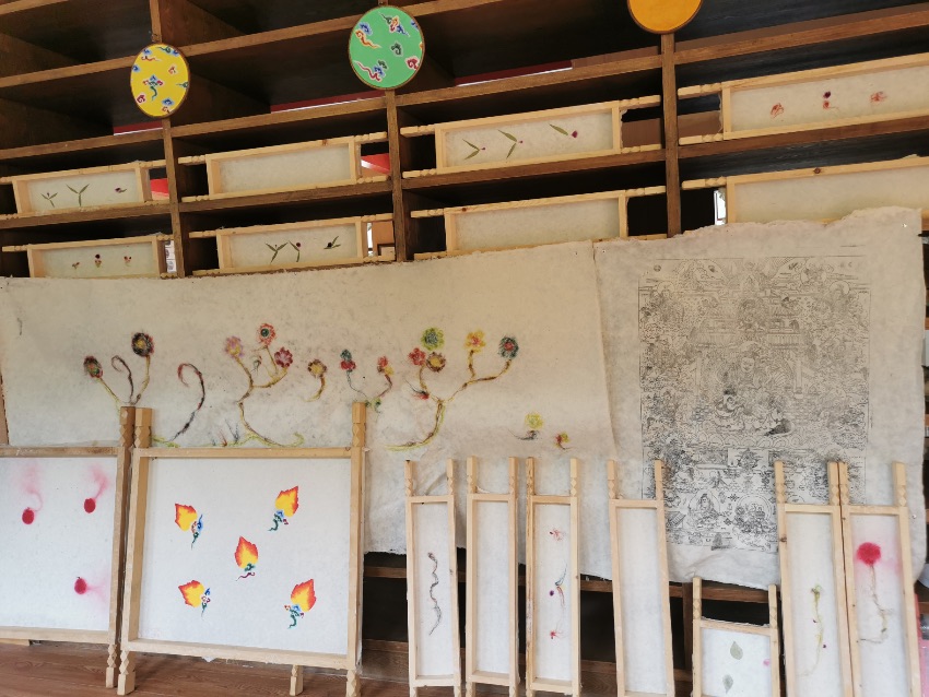 充巴傳統(tǒng)藏紙。德格縣融媒體中心供圖