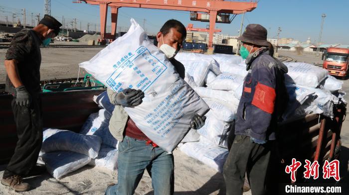 圖為裝卸人員將食鹽從汽車倒裝到火車上。　李生燕 攝