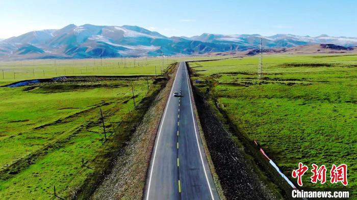 圖為航拍G338線青海盤坡經(jīng)大通河橋至熱水段改建工程。(資料圖) 青海交控集團(tuán) 供圖