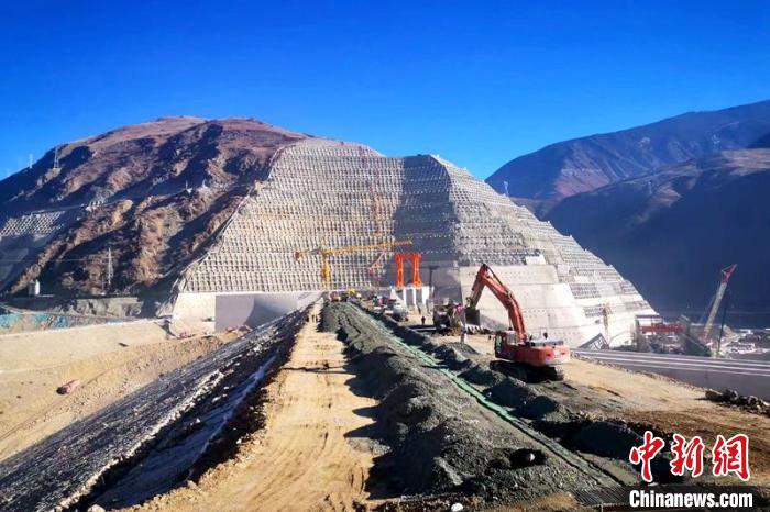 巴塘水電站大壩封頂現(xiàn)場(chǎng)?！≈袊材艿谌こ叹止﹫D