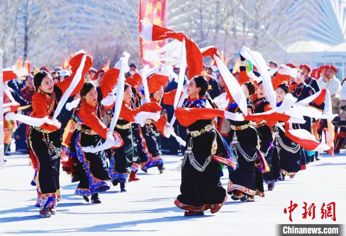 圖為玉樹群眾在廣場(chǎng)內(nèi)載歌載舞?！●R銘言 攝