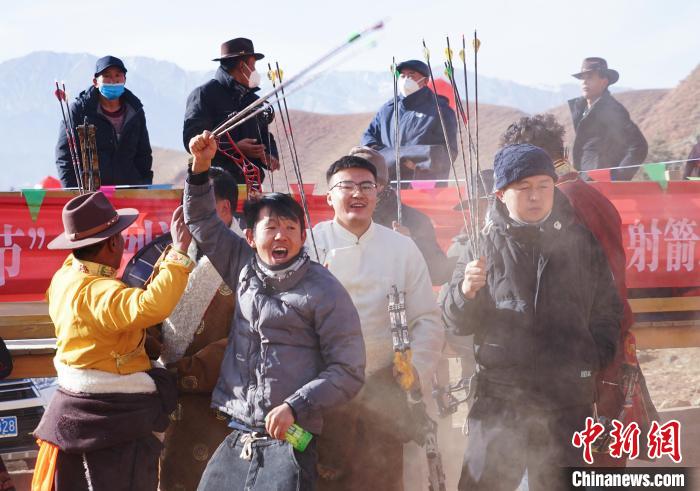 圖為藏族民眾跺腳歡呼慶祝弓箭手射中靶心?！●R銘言 攝