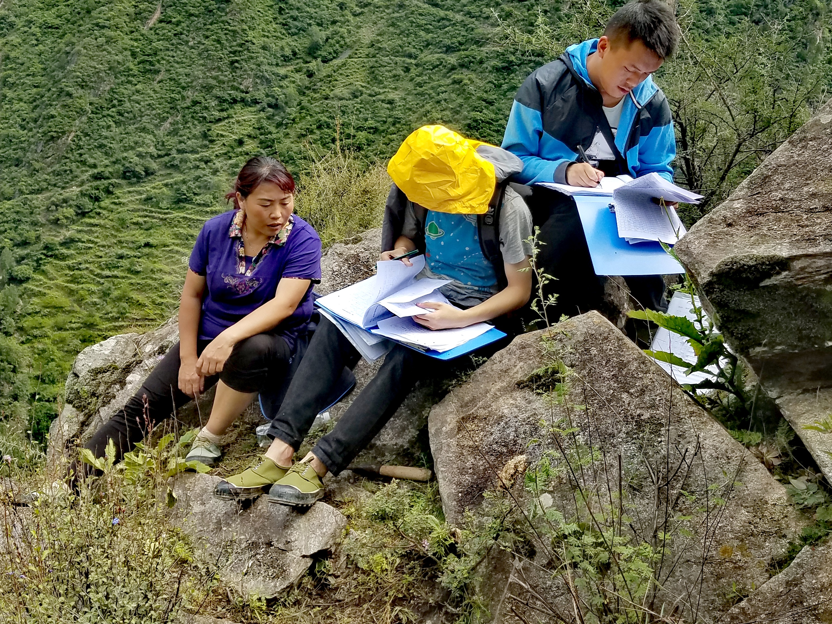 　2022年，余德春(左)協(xié)助排查震后地質(zhì)災(zāi)害隱患點(diǎn)。(圖為余德春提供)