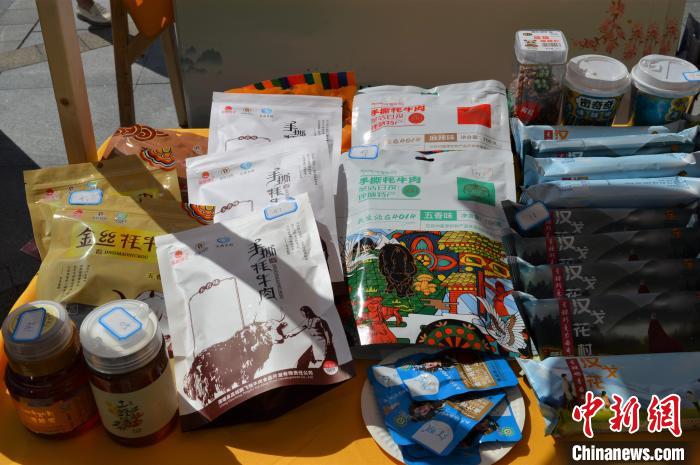 推介活動(dòng)上的農(nóng)特產(chǎn)品展示。　朱凌捷 攝