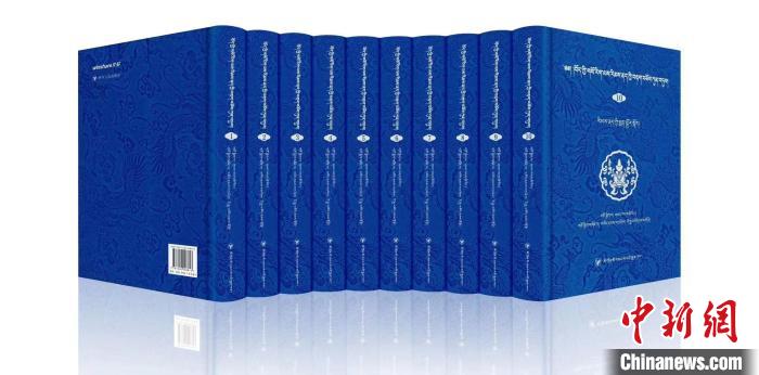 圖為青海果洛州藏醫(yī)專家桑德才讓擔任主編的《藏醫(yī)傳染性疾病文獻集成》?！∈茉L者 供圖