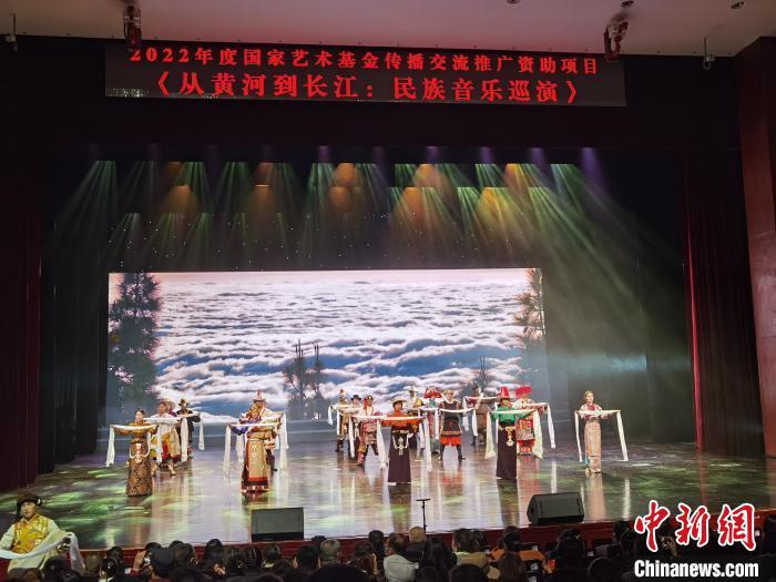 圖為演出現(xiàn)場?！∨擞隄?攝