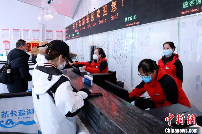 圖為茶卡鹽湖景區(qū)開園迎客?！⊥跎鷺s 攝