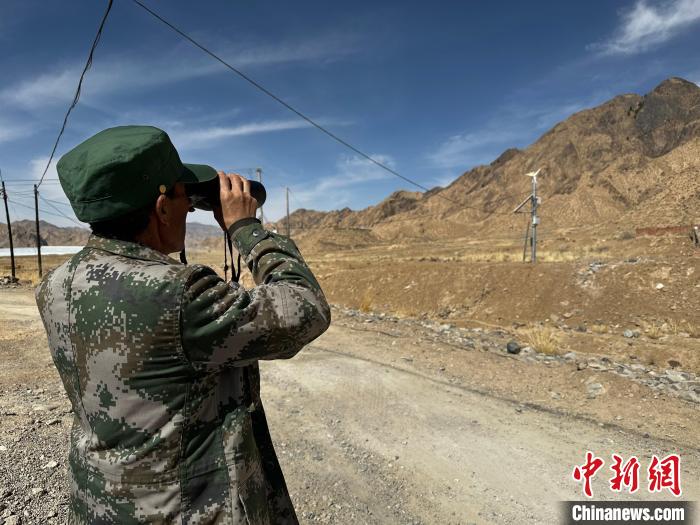 圖為文物保護(hù)員費(fèi)生平正在巡查。　李雋 攝