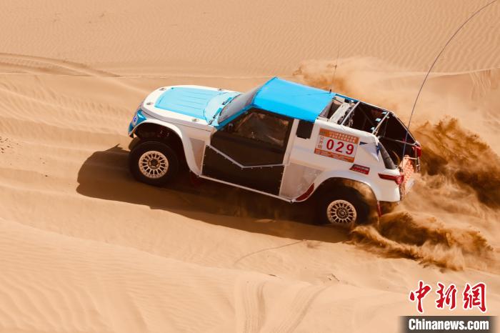 圖為高原沙漠機(jī)車越野挑戰(zhàn)賽現(xiàn)場。　貴南縣委宣傳部供圖