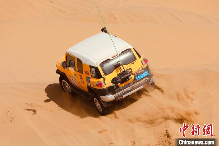 圖為高原沙漠機(jī)車越野挑戰(zhàn)賽現(xiàn)場?！≠F南縣委宣傳部供圖