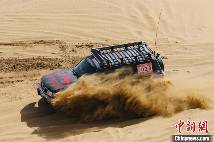 圖為高原沙漠機(jī)車越野挑戰(zhàn)賽現(xiàn)場?！≠F南縣委宣傳部供圖