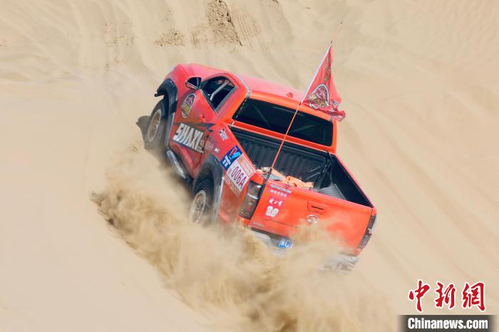 圖為高原沙漠機(jī)車越野挑戰(zhàn)賽現(xiàn)場。　貴南縣委宣傳部供圖
