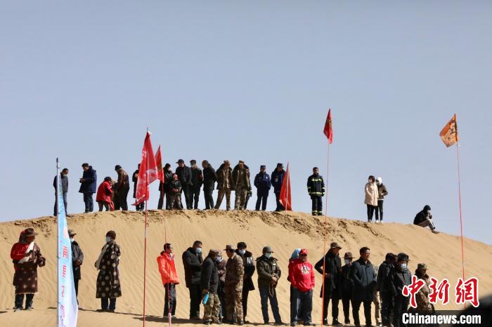 圖為來自各地的觀眾觀看比賽?！≠F南縣委宣傳部供圖