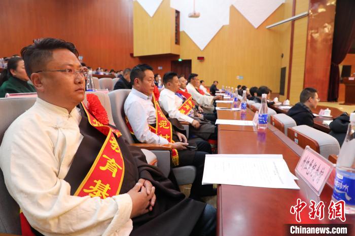 圖為玉樹州民族團結(jié)進步創(chuàng)建工作推進會現(xiàn)場?！『F龍 攝