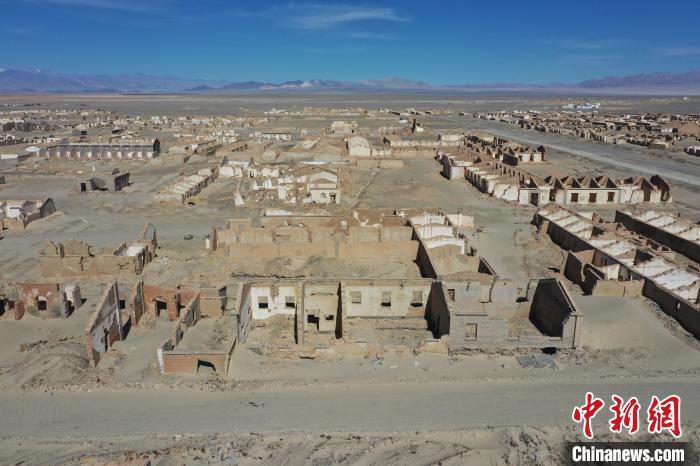 航拍青海省海西蒙古族藏族自治州茫崖市冷湖石油工業(yè)遺址保護(hù)區(qū)。　馬銘言 攝