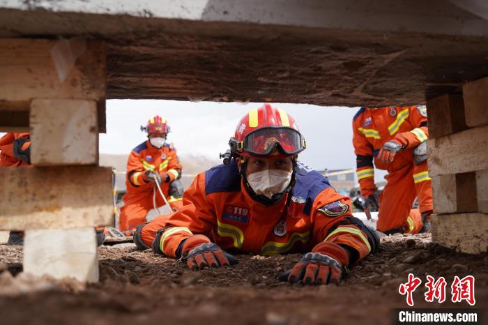 圖為地震實(shí)戰(zhàn)拉動(dòng)現(xiàn)場，參演人員正在進(jìn)行頂撐救援項(xiàng)目?！∮駱湎拦﹫D