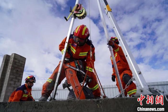 圖為地震實(shí)戰(zhàn)拉動(dòng)現(xiàn)場，參演人員正在進(jìn)行垂直救援項(xiàng)目。　玉樹消防供圖
