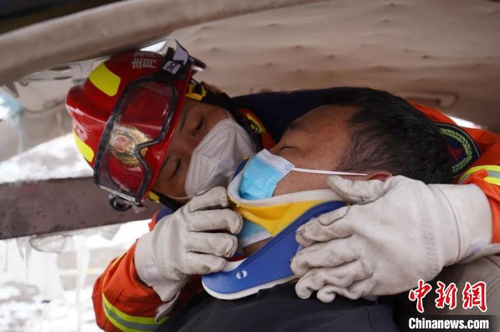 圖為地震實(shí)戰(zhàn)拉動(dòng)現(xiàn)場，參演人員正在進(jìn)行車輛事故救援項(xiàng)目?！∮駱湎拦﹫D