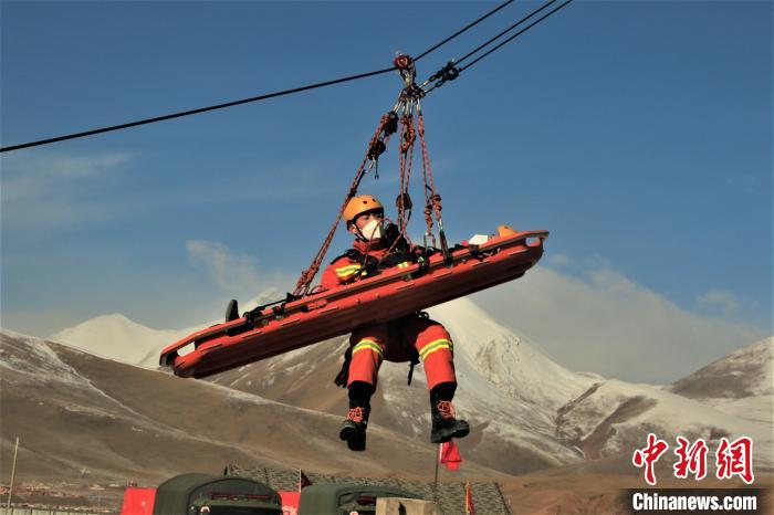 圖為地震實(shí)戰(zhàn)拉動(dòng)現(xiàn)場，參演人員正在進(jìn)行懸崖救助項(xiàng)目?！∮駱湎拦﹫D