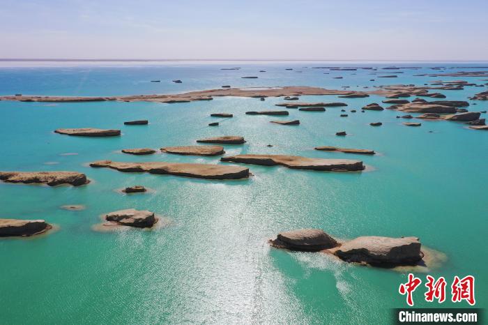 航拍青海大柴旦烏素特水上雅丹奇特景觀。　馬銘言 攝
