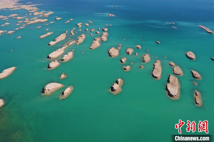 航拍青海大柴旦烏素特水上雅丹奇特景觀。　馬銘言 攝