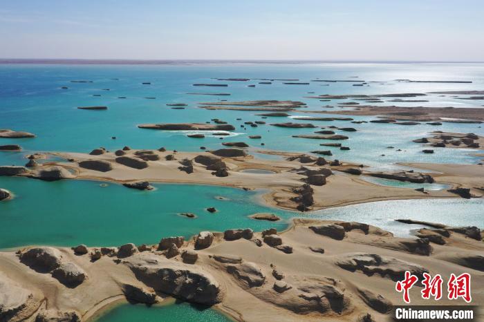 航拍青海大柴旦烏素特水上雅丹奇特景觀?！●R銘言 攝