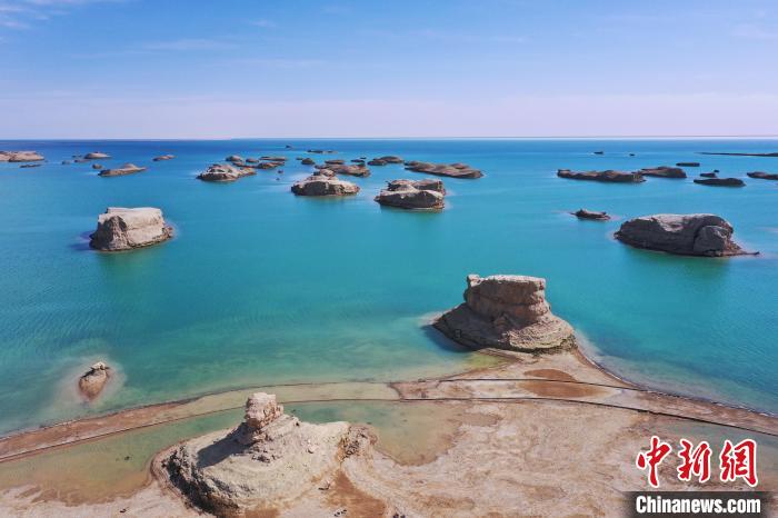 航拍青海大柴旦烏素特水上雅丹奇特景觀。　馬銘言 攝