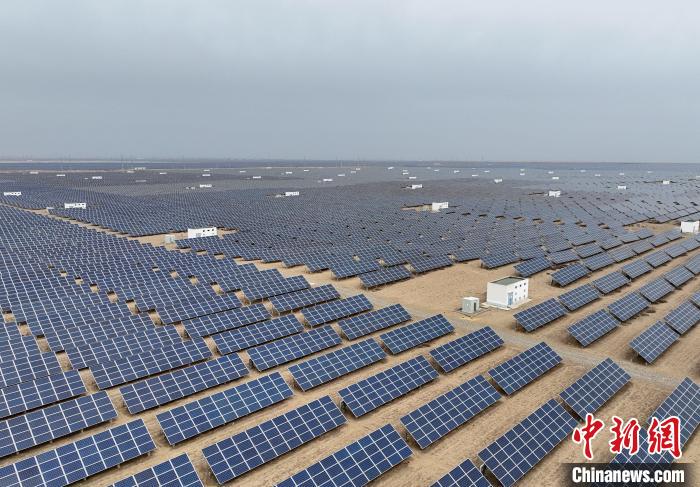 圖為航拍青海省海南藏族自治州共和縣塔拉灘光伏產(chǎn)業(yè)園。　祁增蓓 攝