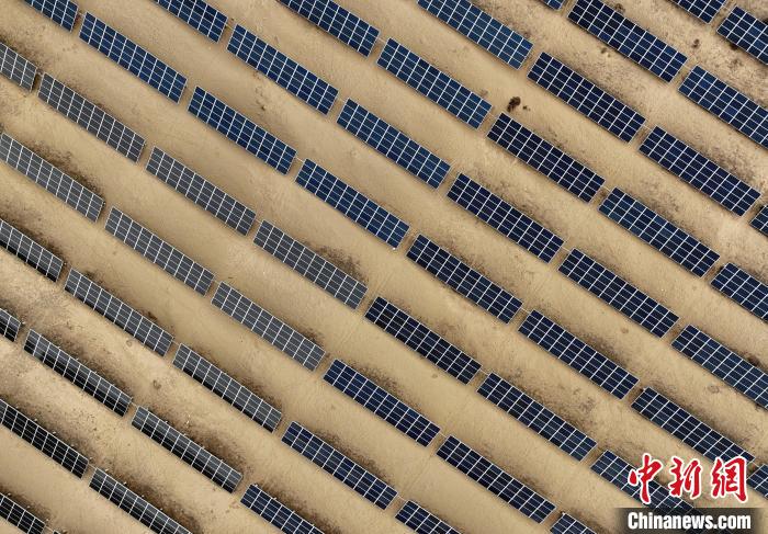 圖為航拍青海省海南藏族自治州共和縣塔拉灘光伏產(chǎn)業(yè)園?！∑钤鲚?攝