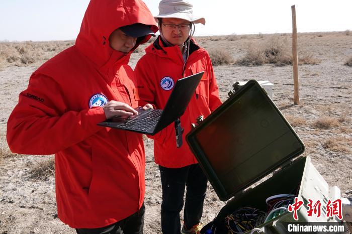 格爾木草地站，青藏科考隊員采集觀測數(shù)據(jù)?！?lt;a target='_blank' href='/'><p  align=