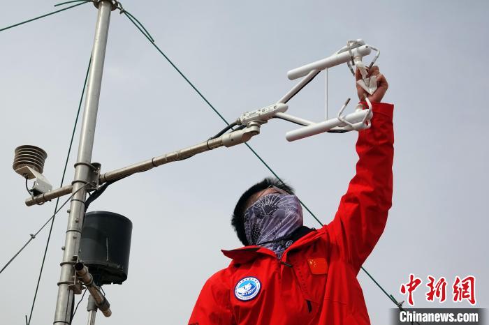 格爾木草地站，青藏科考隊員維護科研設(shè)備?！?lt;a target='_blank' href='/'><p  align=