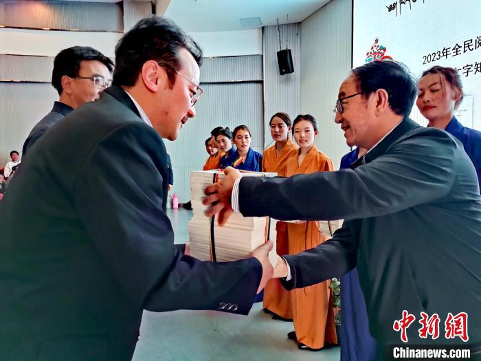 圖為贈送叢書。　張?zhí)砀?攝