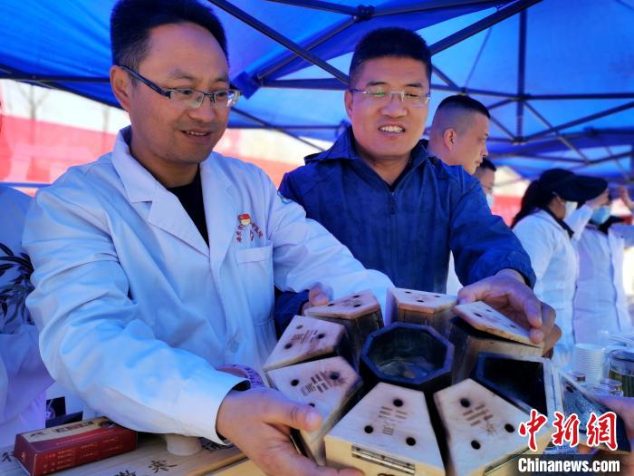 圖為青海省海東市樂都區(qū)中醫(yī)院八卦灸展示。　張?zhí)砀?攝