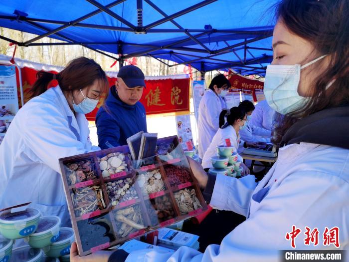 圖為中藥展示。　張?zhí)砀?攝