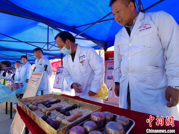 圖為青海省循化縣的國(guó)家級(jí)非遺項(xiàng)目尤闕療法的器械展示?！?zhí)砀?攝