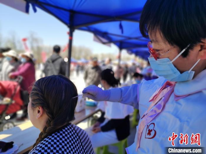 圖為刮痧?！?zhí)砀?攝