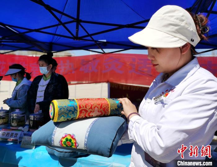 圖為青海省互助縣的中藥枕頭。　張?zhí)砀?攝